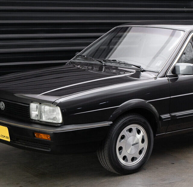 cropped-VW-Santana-Evidence-1989-carros-de-luxo-antigos-15.jpg
