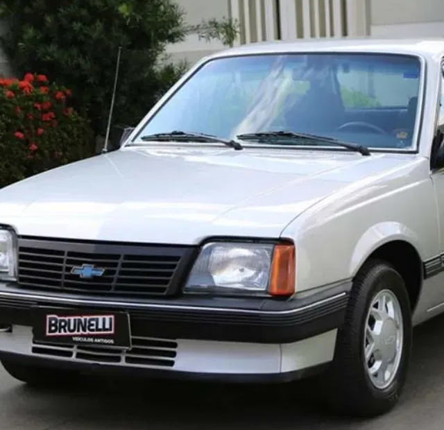 cropped-monza-1985-sedan-medio-1-1.webp