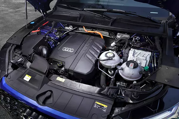 Audi Q5 Sportback Performance Black 2023-motor