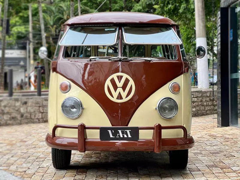 VW Kombi caracterizada samba
