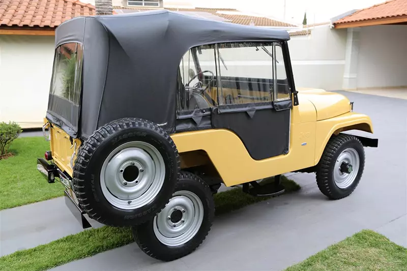 Jeep amarelo