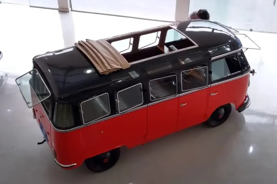 VW Kombi Samba Vermelha e Preta com 32 janelas