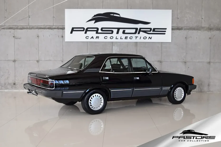 Configuração: Diplomata SE 4.1/S- Carroceria sedan - Ano 1989 - Cor preto.